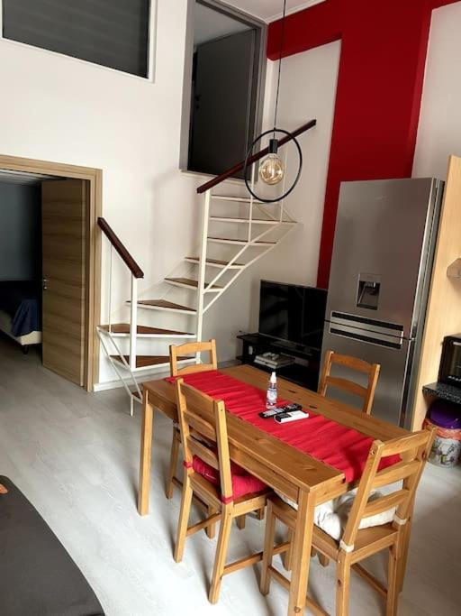 Comfy Apartment With Low Ceiling Attic Athens Exterior photo