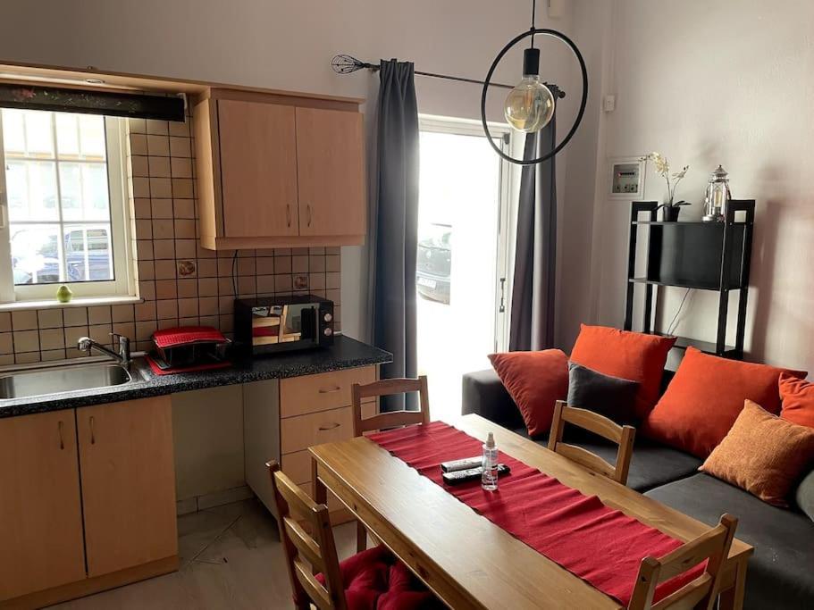 Comfy Apartment With Low Ceiling Attic Athens Exterior photo